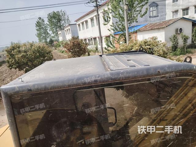 駕駛室頂部(整機(jī)外觀) 駕駛室頂部(整機(jī)外觀)