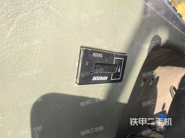 駕駛室頂部(整機(jī)外觀) 駕駛室頂部(整機(jī)外觀)