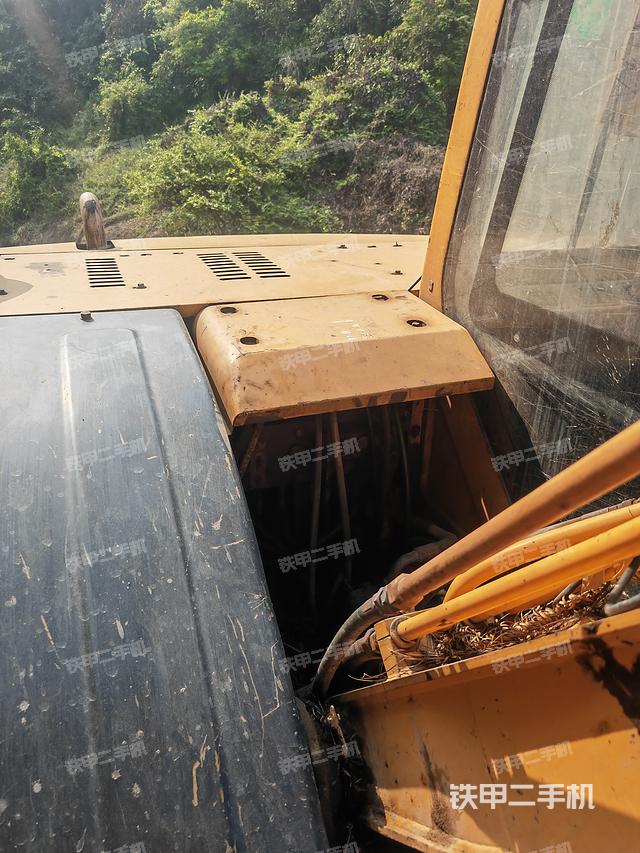 液压泵舱室正面整体（整机外观）