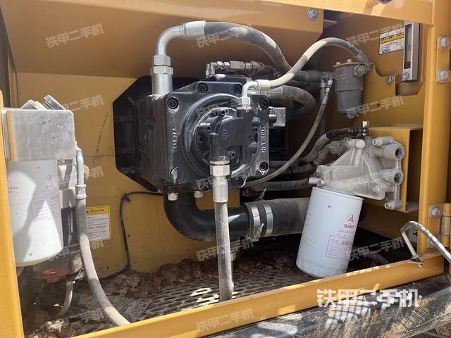 液壓泵艙室正面整體(整機(jī)外觀) 液壓泵艙室正面整體(整機(jī)外觀)