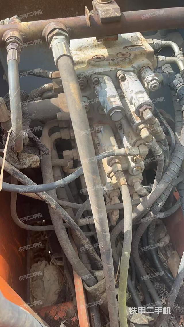 回轉(zhuǎn)馬達(dá)和主控閥(整機(jī)外觀) 回轉(zhuǎn)馬達(dá)和主控閥(整機(jī)外觀)