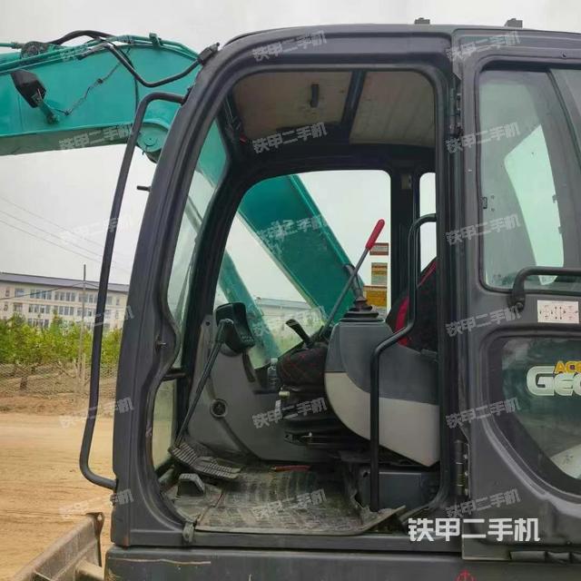 駕駛室整體(整機外觀) 駕駛室整體(整機外觀)