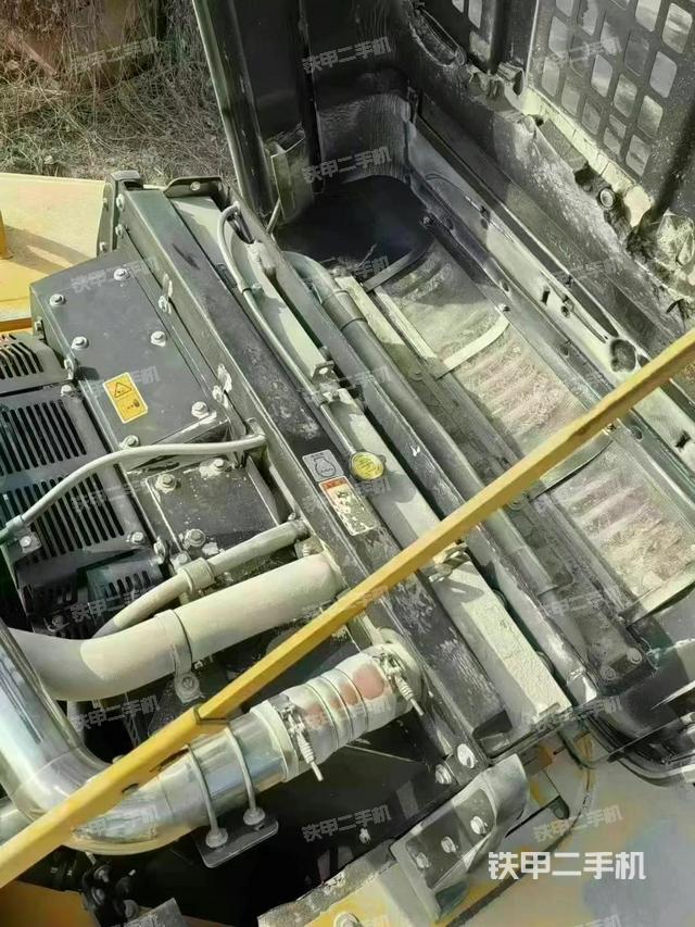 駕駛室整體(整機(jī)外觀) 駕駛室整體(整機(jī)外觀)