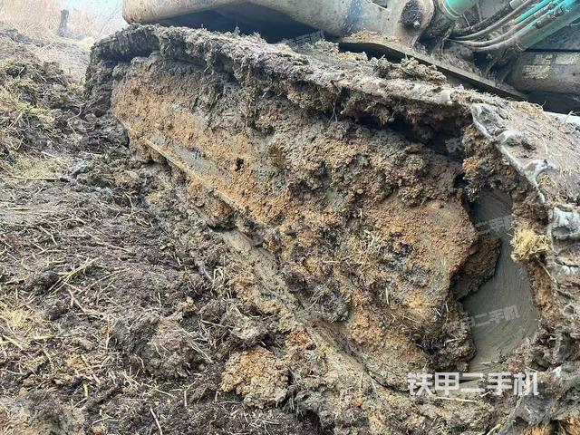 單側(cè)履帶整體(整機(jī)外觀) 單側(cè)履帶整體(整機(jī)外觀)