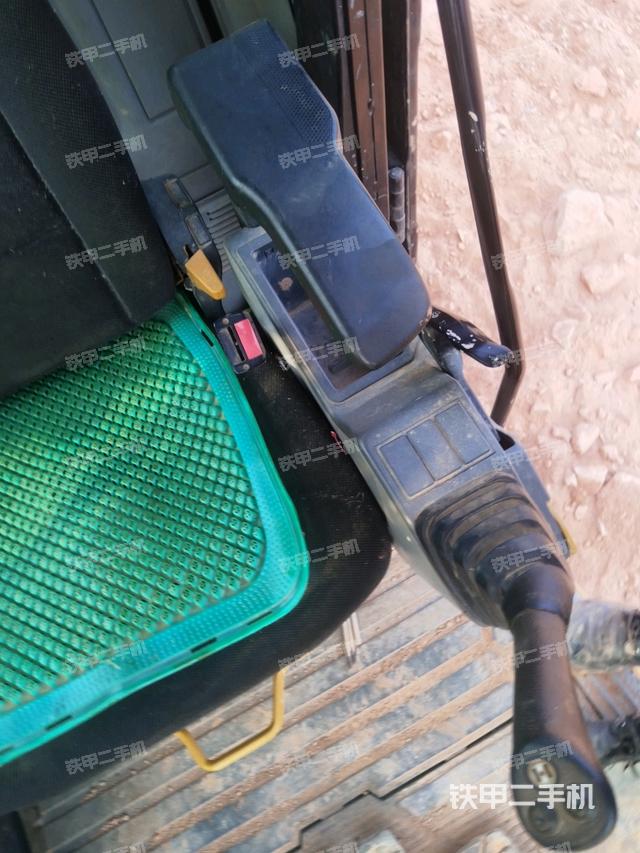 座椅右側(cè)控制臺(tái)/鑰匙門(mén)/油門(mén)/含右手柄（駕駛室部分）