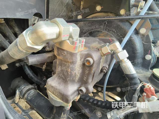 液壓泵艙室正面整體(整機(jī)外觀) 液壓泵艙室正面整體(整機(jī)外觀)