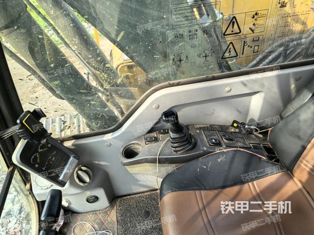 行走控制手柄和踏板?俯拍（駕駛室部分）