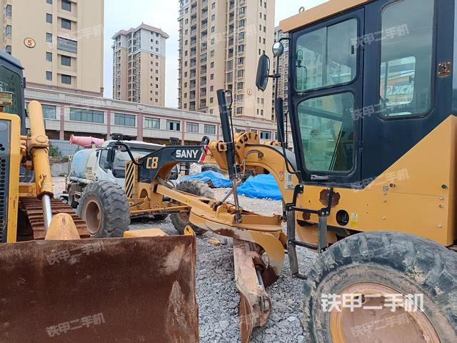 整機(jī)右側(cè)(設(shè)備外觀及核心部件) 整機(jī)右側(cè)(設(shè)備外觀及核心部件)