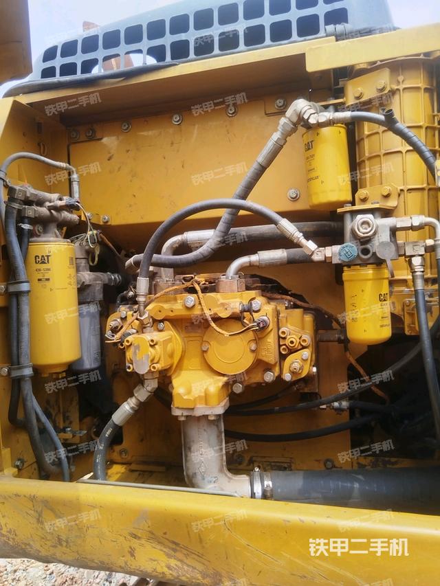 液壓泵艙室正面整體(整機(jī)外觀) 液壓泵艙室正面整體(整機(jī)外觀)