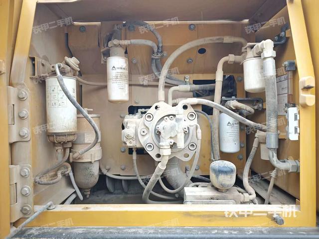 液壓泵艙室正面整體(整機外觀) 液壓泵艙室正面整體(整機外觀)