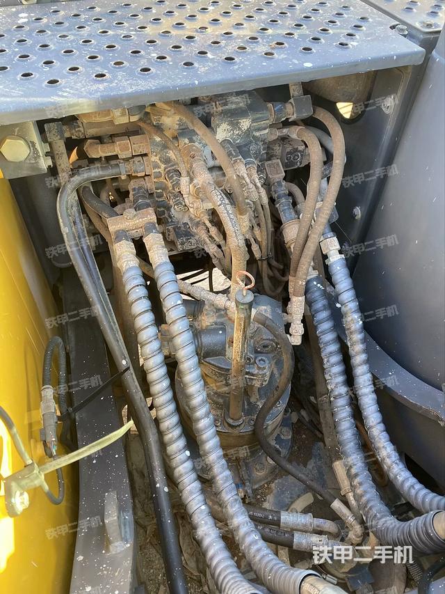 回轉(zhuǎn)馬達(dá)和主控閥（整機(jī)外觀）