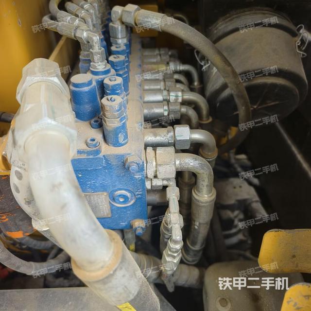 回轉(zhuǎn)馬達(dá)和主控閥（整機(jī)外觀）