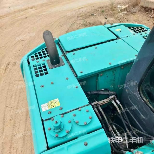 回轉馬達和主控閥(整機外觀) 回轉馬達和主控閥(整機外觀)