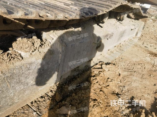 單側(cè)履帶整體(整機(jī)外觀) 單側(cè)履帶整體(整機(jī)外觀)