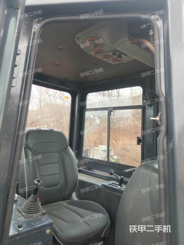 駕駛室操作臺(tái)（設(shè)備外觀及核心部件）