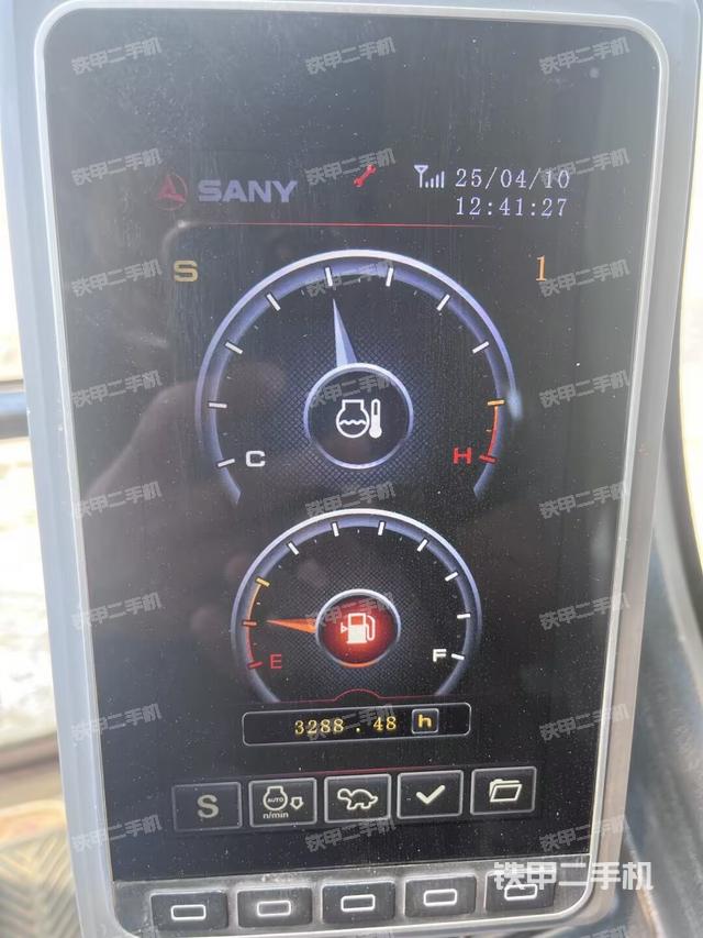 駕駛室整體(整機(jī)外觀) 駕駛室整體(整機(jī)外觀)