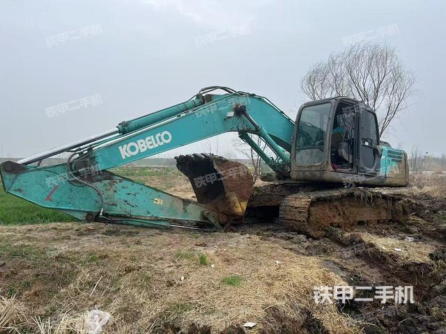 駕駛室整體(整機(jī)外觀) 駕駛室整體(整機(jī)外觀)