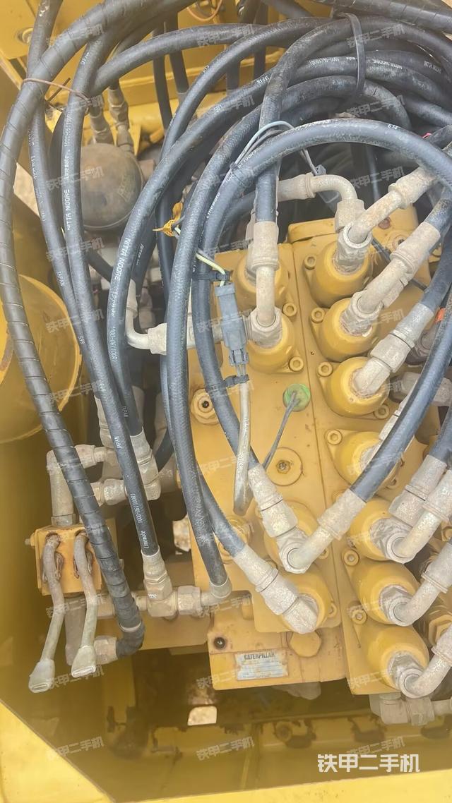 回转马达和主控阀（整机外观）