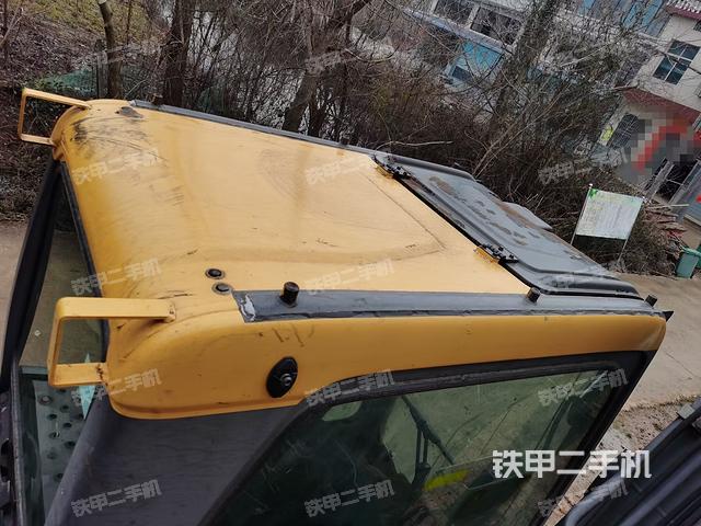 駕駛室頂部(整機(jī)外觀) 駕駛室頂部(整機(jī)外觀)