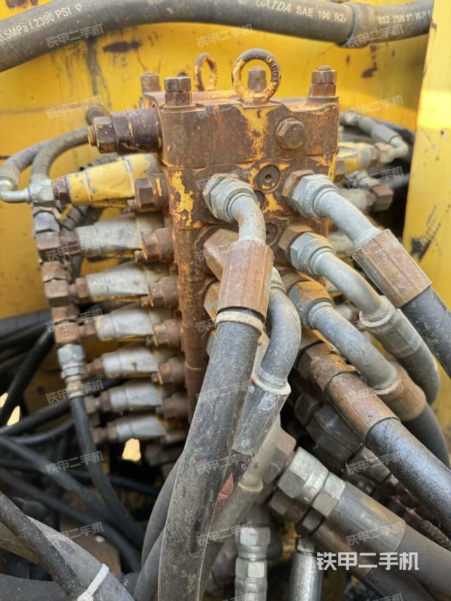 回轉馬達和主控閥（整機外觀）