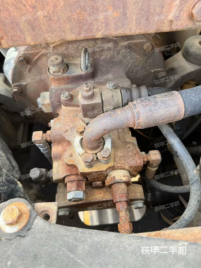 液壓泵艙室正面整體（整機外觀）