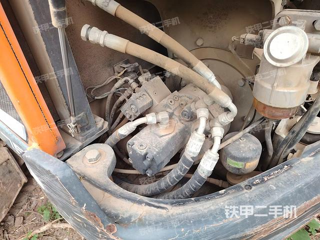 液压泵舱室正面整体（整机外观）