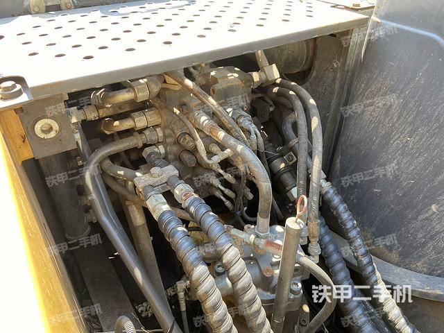 回轉(zhuǎn)馬達(dá)和主控閥(整機(jī)外觀) 回轉(zhuǎn)馬達(dá)和主控閥(整機(jī)外觀)