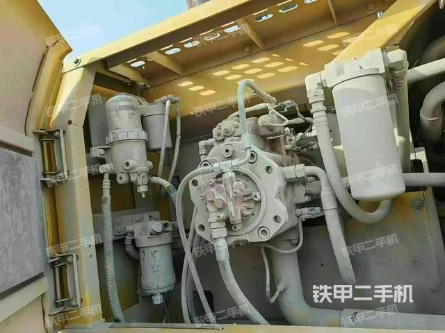 液壓泵艙室正面整體(整機(jī)外觀) 液壓泵艙室正面整體(整機(jī)外觀)
