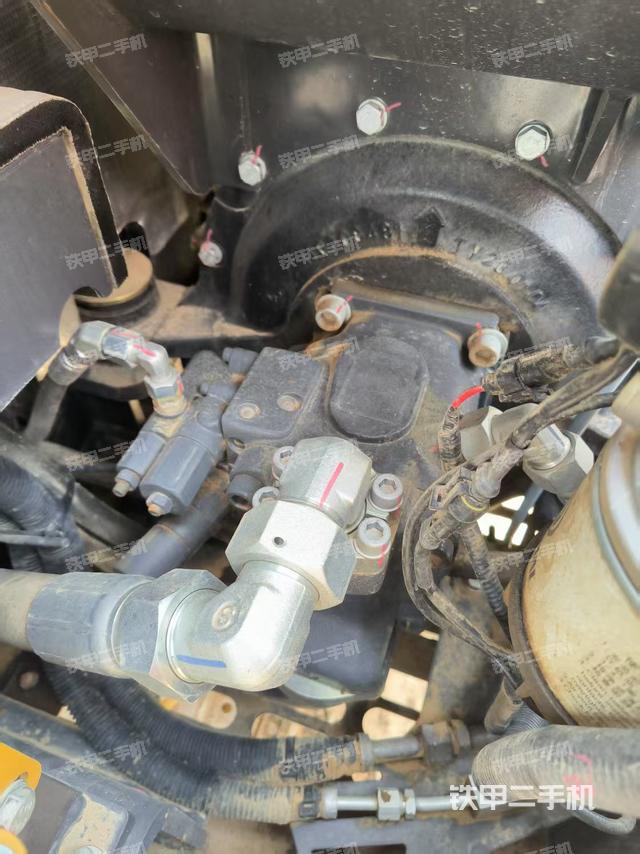 液壓泵艙室正面整體(整機(jī)外觀) 液壓泵艙室正面整體(整機(jī)外觀)
