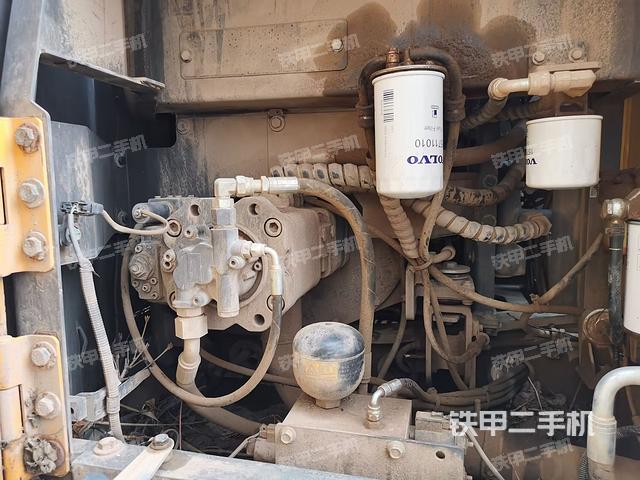 液壓泵艙室正面整體(整機(jī)外觀) 液壓泵艙室正面整體(整機(jī)外觀)