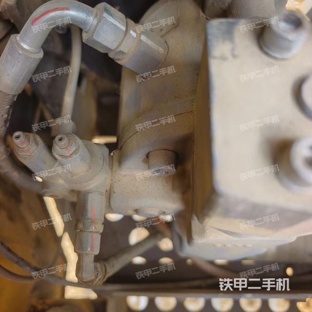 液壓泵艙室正面整體（整機外觀）