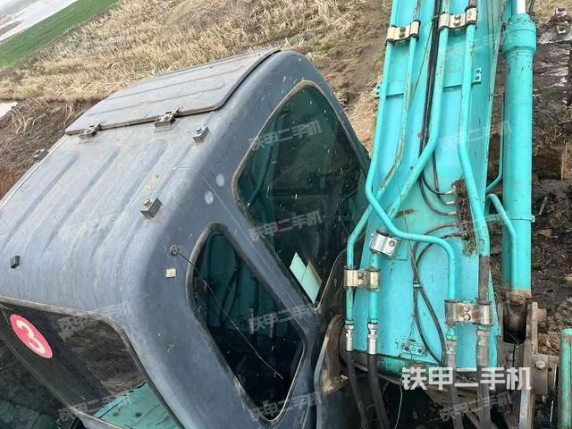 駕駛室頂部(整機(jī)外觀) 駕駛室頂部(整機(jī)外觀)