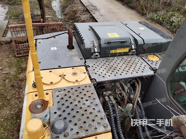 駕駛室整體(整機(jī)外觀) 駕駛室整體(整機(jī)外觀)