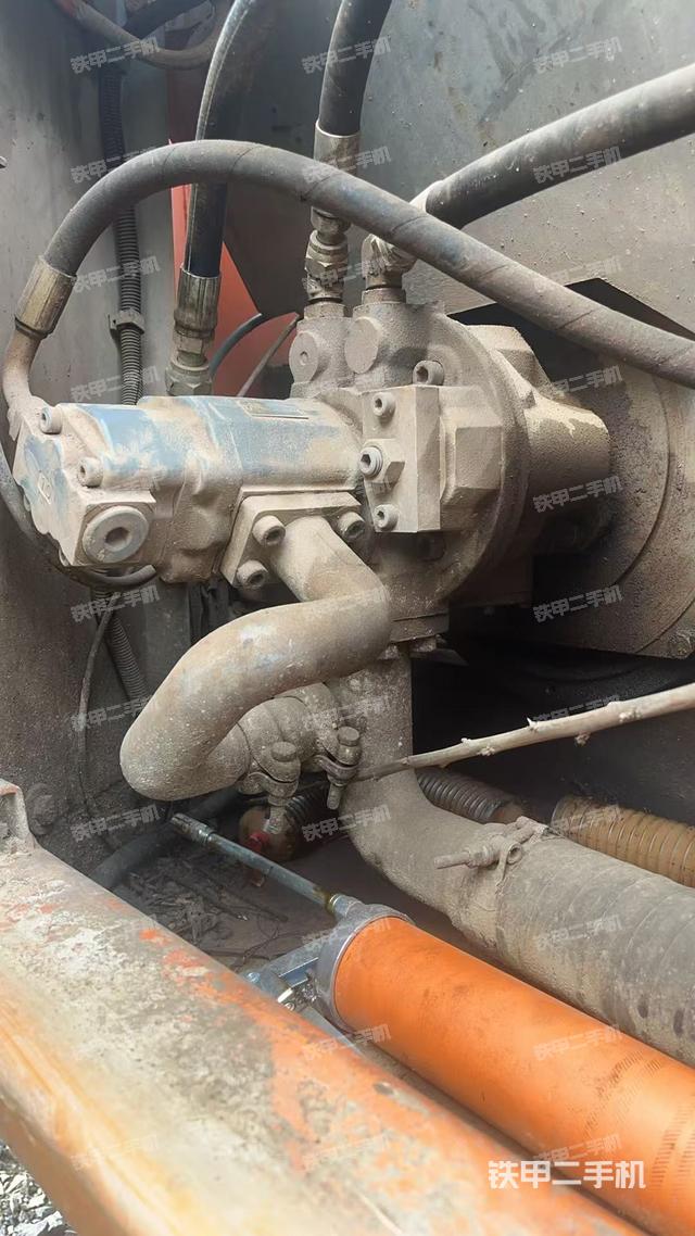 液壓泵艙室正面整體(整機(jī)外觀) 液壓泵艙室正面整體(整機(jī)外觀)