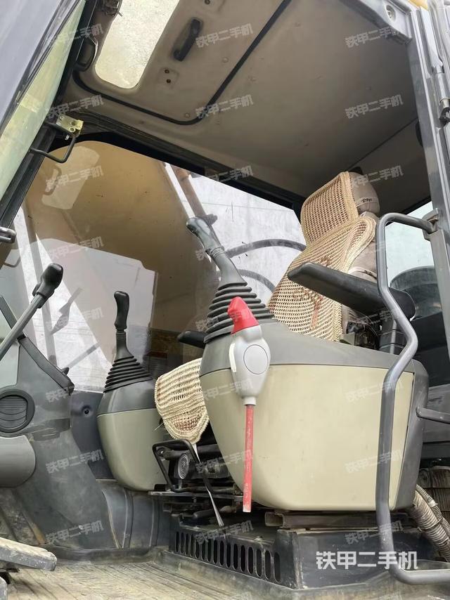 駕駛室整體(整機(jī)外觀) 駕駛室整體(整機(jī)外觀)