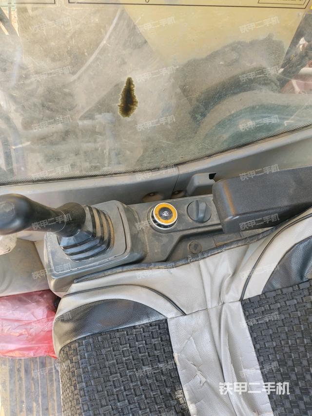 座椅右側控制臺/鑰匙門/油門/含右手柄（駕駛室部分）