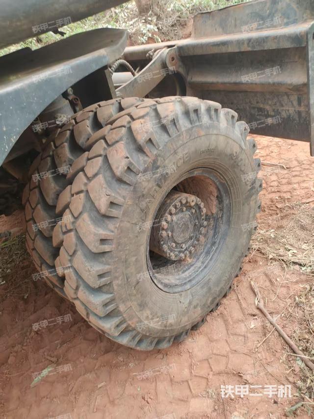 回转马达和主控阀（整机外观）