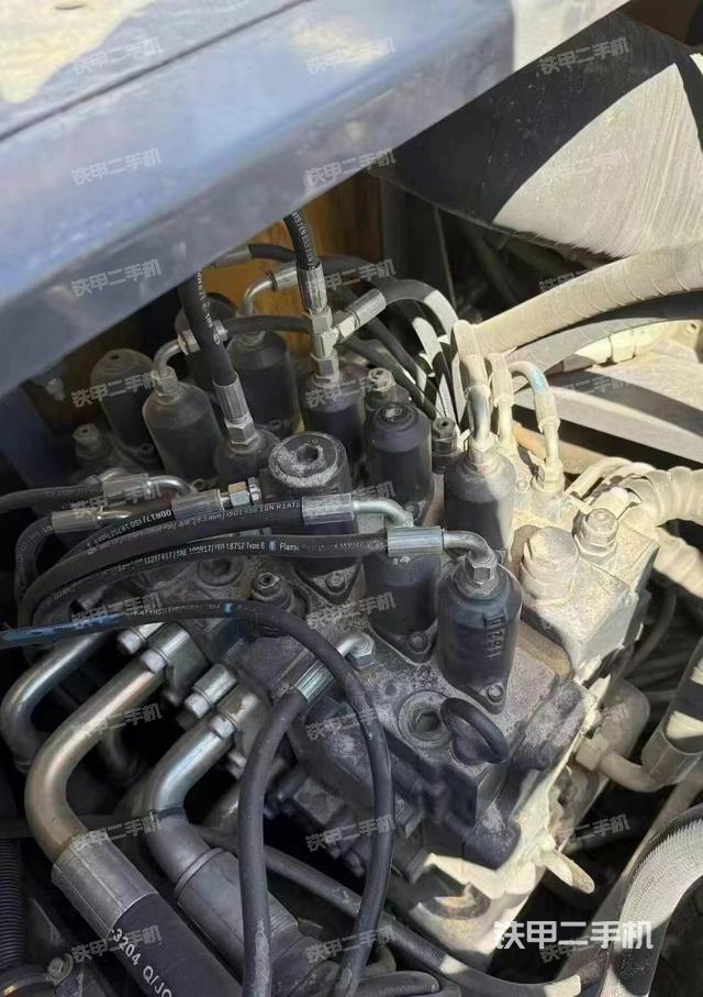 回轉(zhuǎn)馬達(dá)和主控閥（整機(jī)外觀）