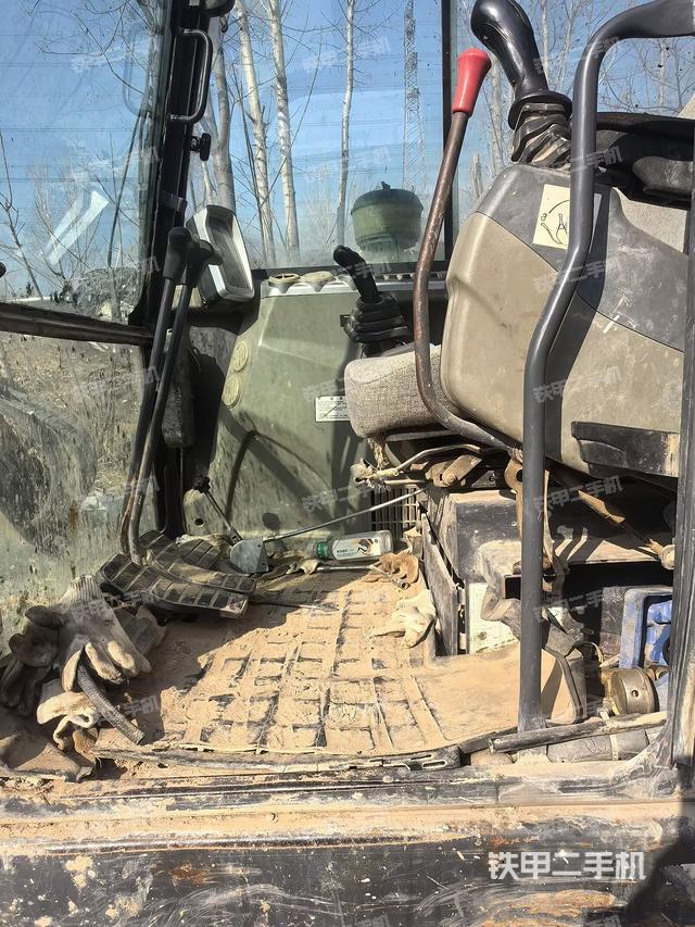 駕駛室整體(整機(jī)外觀) 駕駛室整體(整機(jī)外觀)