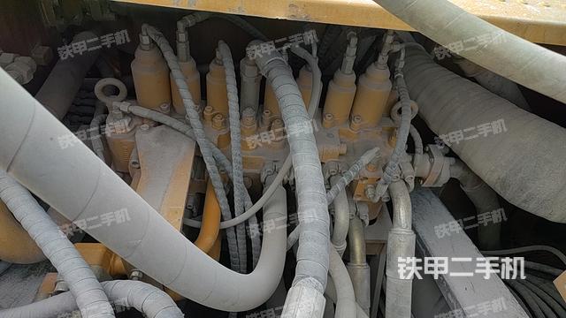 液压泵舱室正面整体（整机外观）