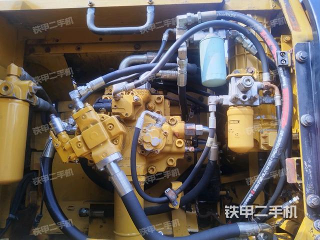 液壓泵艙室正面整體(整機外觀) 液壓泵艙室正面整體(整機外觀)