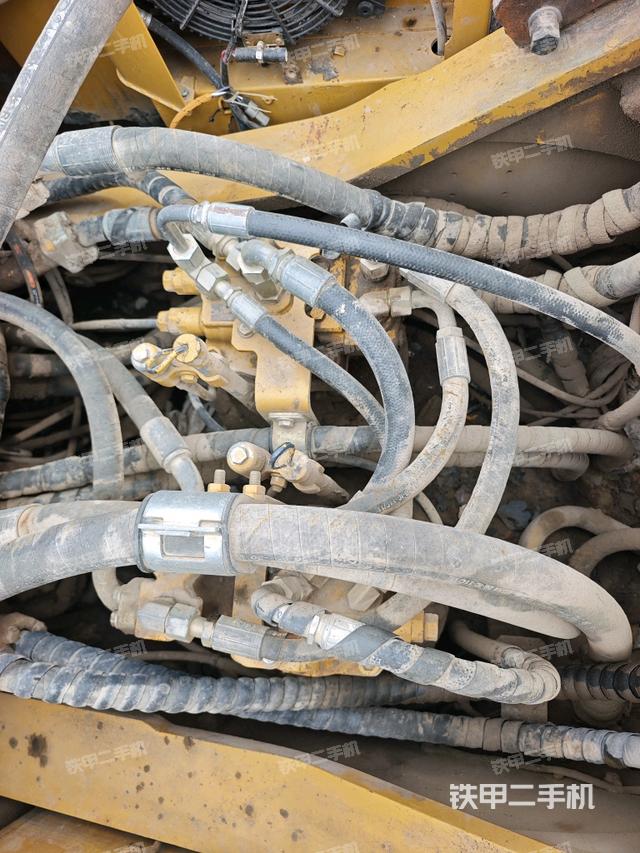 回轉(zhuǎn)馬達(dá)和主控閥（整機(jī)外觀(guān)）