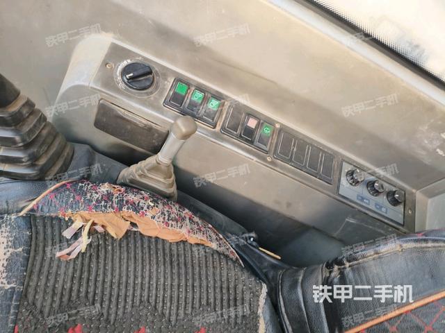 駕駛室整體(整機(jī)外觀) 駕駛室整體(整機(jī)外觀)