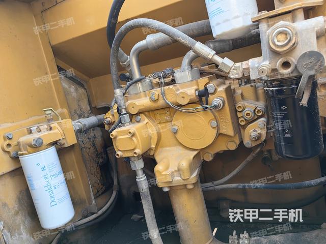 液压泵舱室正面整体（整机外观）