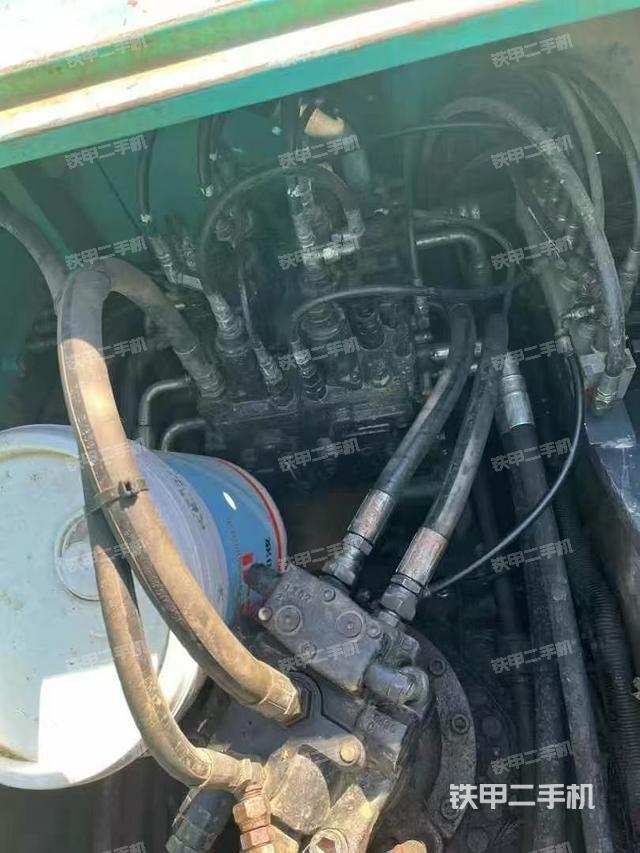 回轉(zhuǎn)馬達(dá)和主控閥(整機(jī)外觀) 回轉(zhuǎn)馬達(dá)和主控閥(整機(jī)外觀)