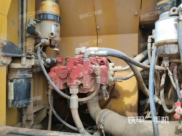 液壓泵艙室正面整體(整機外觀) 液壓泵艙室正面整體(整機外觀)