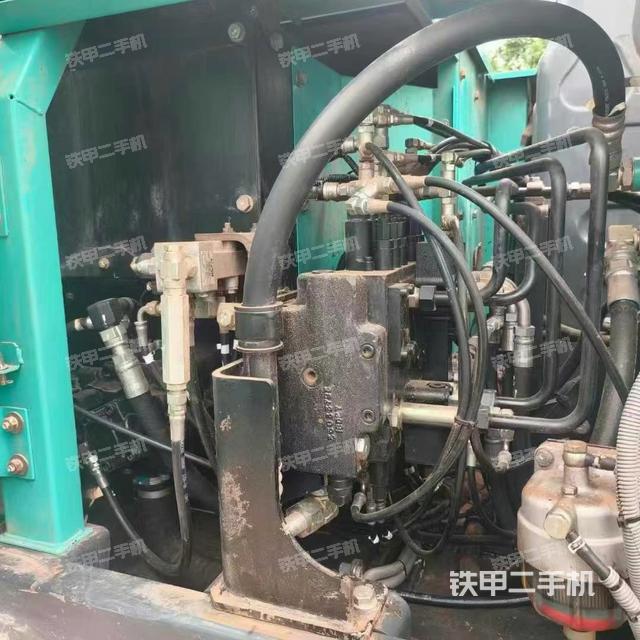 液壓泵艙室正面整體(整機外觀) 液壓泵艙室正面整體(整機外觀)