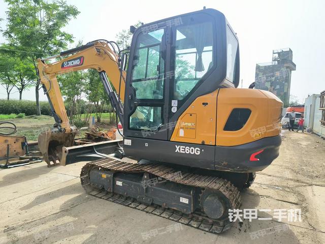 單側(cè)履帶整體(整機(jī)外觀) 單側(cè)履帶整體(整機(jī)外觀)