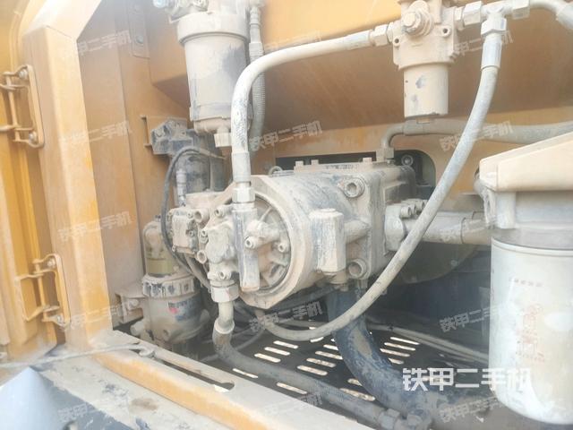 液壓泵艙室正面整體（整機(jī)外觀）