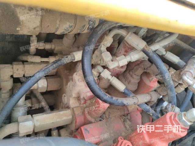 回轉(zhuǎn)馬達和主控閥(整機外觀) 回轉(zhuǎn)馬達和主控閥(整機外觀)